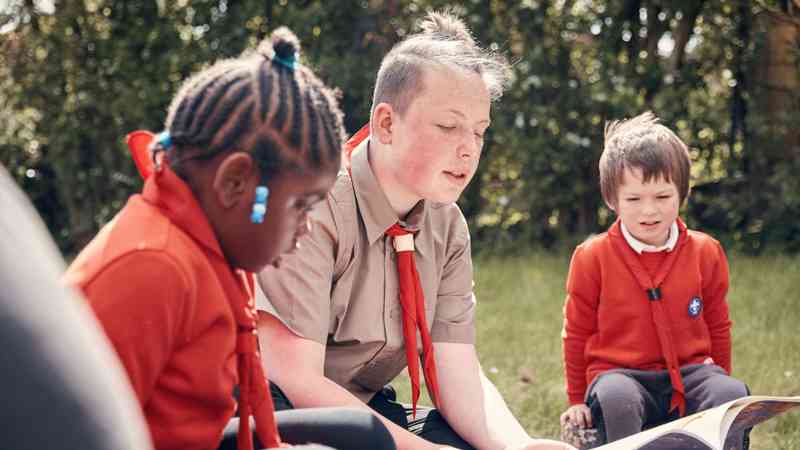 Reading stories with Squirrels | Scouts