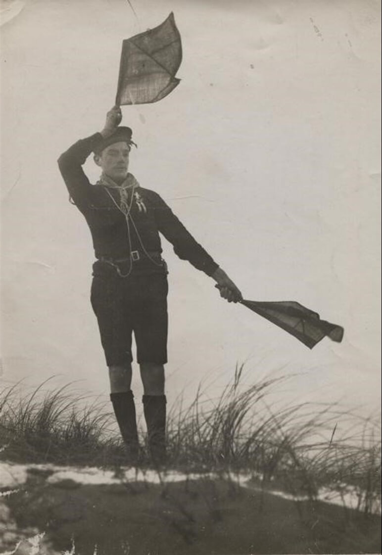 Image shows a Sea Scout with one flag at 4 o'clock and another at 12 o'clock