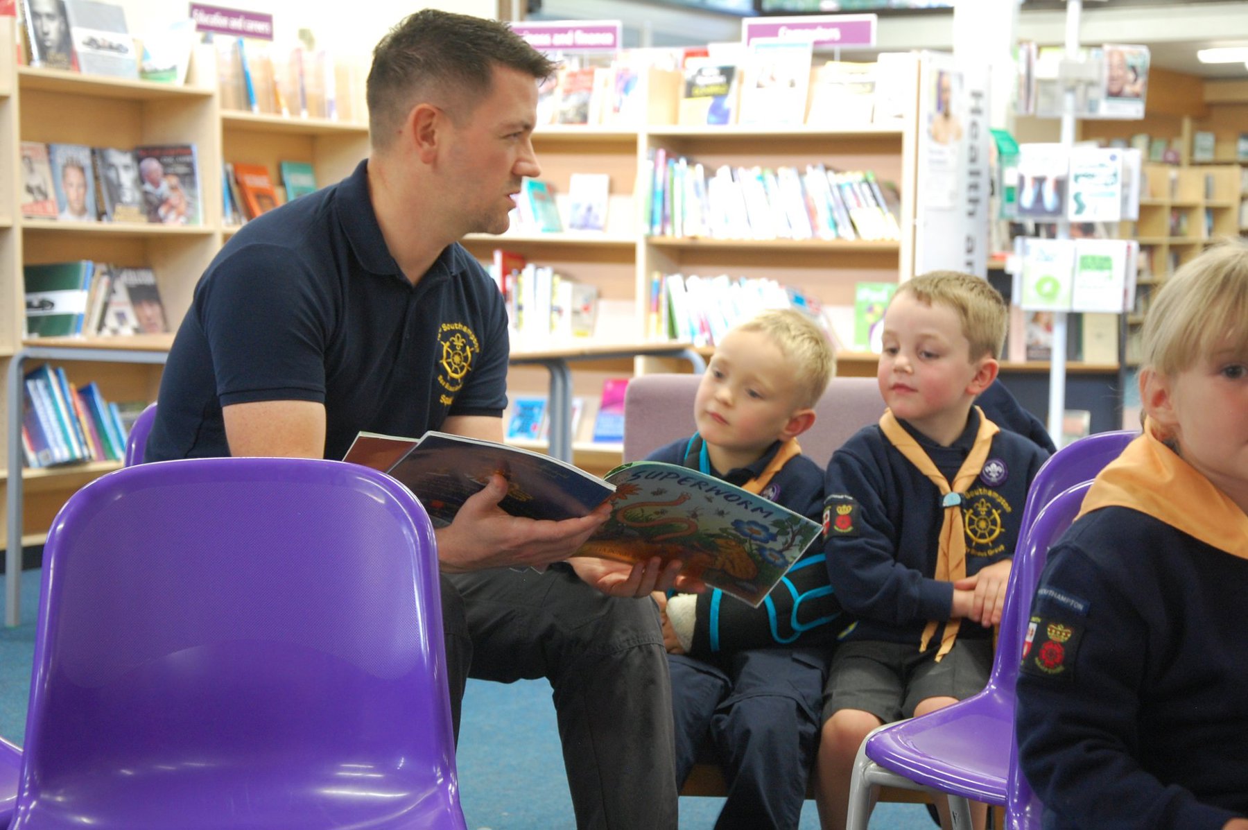 Early years volunteer reading a story