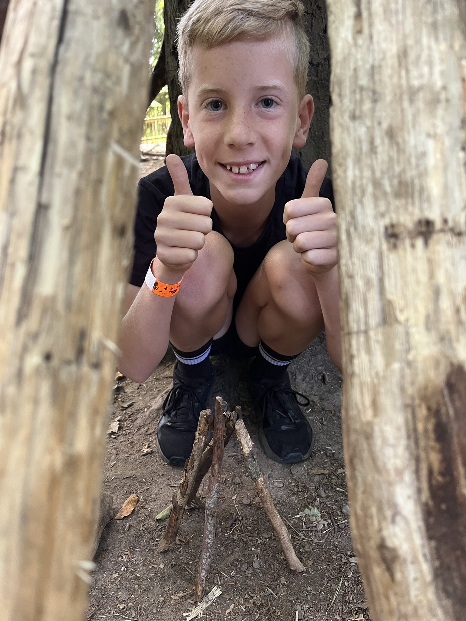 Luke giving a thumbs up with den